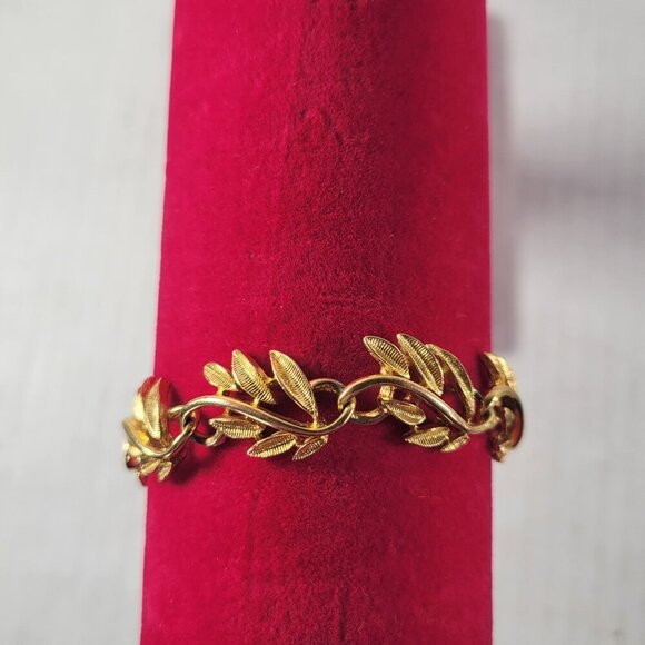 Napier Gold-Tone Vintage Classic Mobwife Professional Elegant Leaf Bracelet - Picture 1 of 6